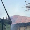 Incendiu violent la o gospodărie din Rădăuți. Proprietarul de 84 de ani a ajuns la spital cu arsuri