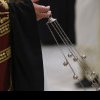 O femeie l-a anunțat pe IPS Calinic că se duce la alte ”secte” după ce a văzut o bătaie între preot și dascăl la biserica din sat