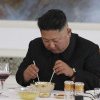 Kim Jong Un are probleme grave de sănătate. Oamenii lui încearcă să-i facă rost de medicamente din străinătate: „Bea și fumează mult”