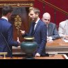 VIDEO. Un deputat din partidul lui Le Pen a fost umilit de colegi în Parlamentul francez. Cum l-au lăsat cu mâna întinsă
