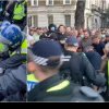 Violențe în fața Downing Street: Manifestanții au aruncat rachete de semnalizare în reședința premierului și s-au încăierat cu poliția