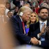Trump, intrare triumfala cu urechea bandajată la Convenția republicană