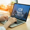 Joburi pentru români în străinătate: Cât câștigă un inginer sau un curier