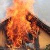 O casă din localitatea Coşula a luat foc de la un trăsnet