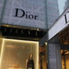 Scandal în lumea modei de lux: Dior produce genți de 2.700 euro cu doar 53 de euro
