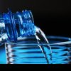 De ce nu trebuie să bem apă din sticlele de plastic. Riscurile la care ne expunem