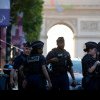 Poliţist, atacat cu un cuţit la Paris. Atacatorul, răni grav după ce a fost împușcat de colegii agentului