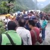 Tragedie devastatoare: Zeci de oameni dispăruți din cauza alunecărilor de teren. Două autobuze au fost măturate de pe șosea