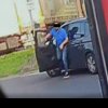 Cuplul de români salvat de un șofer de TIR, în Germania, atacat tot de români: „Poliția îl caută pe acest bărbat în tricou albastru”