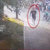 Imagini cu momentul în care adolescentul de 17 ani fuge după ce a spulberat doi copii cu mașina, în parcarea parcului Pantelimon