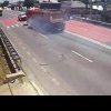 Imagini teribile cu momentul când o basculantă care depășea un TIR intră pe contrasens și face praf două mașini, în Dolj. VIDEO