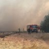 Incendiu de vegetație uscată lângă un cămin de bătrâni din județul Constanța. Vârstnicii, evacuați, traficul feroviar și rutier, oprit în zonă