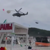 Momentul în care un elicopter rusesc de luptă zboară aproape de o plajă din Krasnodar și declanșează o „furtună” | VIDEO