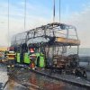 Un autocar a ars ca o torță, pe podul Brăila-Tulcea. Pasagerii s-au evacuat