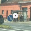 Celebri hoții de buzunare, prinși în flagrant în timp ce ataca o bătrână în stația de autobuz