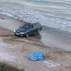 Încă un român a rămas împotmolit cu mașina pe plajă