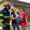 Pompierii au salvat pisica căzută în gaura de canal