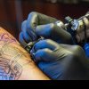 Un nou studiu relevă o posibilă legătură între tatuaje și cancer. Avertismentul medicilor