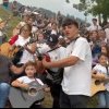 De colecție: Walter Ghicolescu cântă cu 100 de copii imnul festivalului ”Dăm folk” la Grințieș