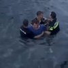 VIDEO Un pacient care era transportat la un spital de psihiatrie a atacat ambulanțierii, apoi s-a aruncat în Râul Dâmboviţa