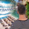 Câți bani costă să te relaxezi o zi pe cea mai scumpă plajă din Thassos: “E tot un fel de Mamaia”