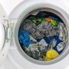 Scapă rapid de toate mirosurile neplăcute din mașina de spălat. 5 trucuri simple care te scutesc de reparații costisitoare