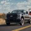 Ford va produce mai multe camionete pe benzină şi amână lansarea a trei SUV-uri electrice