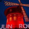 Moulin Rouge din Paris sărbătorește instalarea noilor pale ale morii de vânt