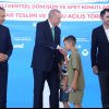 Erdogan îi trage o palmă unui copil care nu i-a sărutat mâna, apoi îi dă bani. Imagini năucitoare