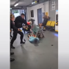 Incident șocant filmat pe aeroportul din Manchester: Un polițist lovește cu piciorul în cap un bărbat întins la pământ