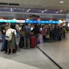 Întârzieri și scandal pe aeroportul Otopeni în plin sezon al vacanțelor. Sute de pasageri au așteptat ore în șir