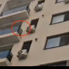Momentul în care un traficant de droguri aruncă marfa pe geam, pentru a scăpa de mascați. Polițiștii din fața blocului au filmat totul