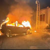 VIDEO. O mașină a luat foc după ce a lovit un stâlp de beton. La volan era un copil de 15 ani