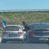 VIDEO. Șicanare în trafic la un alt nivel: Șoferii conduceau haotic în timp ce pasagerii se certau ieșiți pe geamurile mașinilor