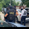 Un polițist și doi complici, reținuți de CNA: Au luat 4 mii de euro pentru soluționare unui dosar pe viol