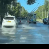(video) Șoseaua Hîncești din capitală s-a transformat într-un râu: Pietonii sunt nevoiți să traverseze strada prin apă