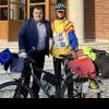 Vasile Hârjoc, oprire la Primăria Cugir în cadrul turului Europei pe bicicletă
