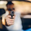 Medicul care a ameninţat o persoană cu pistolul în trafic, urmărit penal pentru ameninţare