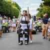 Un bărbat paraplegic a defilat cu flacăra olimpică ajutat de un exoschelet