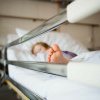 Un copil de un an şi cinci luni a ajuns la spital, după ce a băut petrol lampant