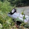 Accident spectaculos în Maramureș pe DN18. Un bărbat în comă alcoolică a ajuns cu mașina în albia râului Săsar