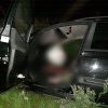 FOTO – Accident la Bunești. Mașină înfiptă în stâlp