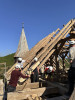 12 dulgheri din străinătate dau o mână de ajutor la biserica-monument de la Vermeș: „chirurgie” pentru salvarea structurii istorice a acoperișului