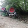 Sebiș: Tractor răsturnat într-o zonă greu accesibilă