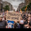 Barcelona s-a săturat! Afară cu turiştii din cartierele noastre, au scandat mii de locuitori, manifestând împotriva turismului excesiv din capitala Cataloniei