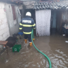 Curţi şi subsoluri inundate; pompierii au intervenit toată noaptea pentru evacuarea apei