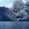 Erupţie a vulcanului Stromboli - fluxul de lavă a ajuns în mare