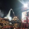 FOTO De peste 18 ore, pompierii încearcă să stingă incendiul izbucnit la un depozit de colectare a deşeurilor