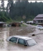 Furtunile au făcut prăpăd în țară: oameni salvați în ultima clipă din calea viiturilor, mașini înghițite de apă