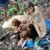 O femeie a fost găsită legată cu lanțuri de un copac: Un cioban a descoperit-o, după 40 de zile fără apă sau mâncare, în junglă